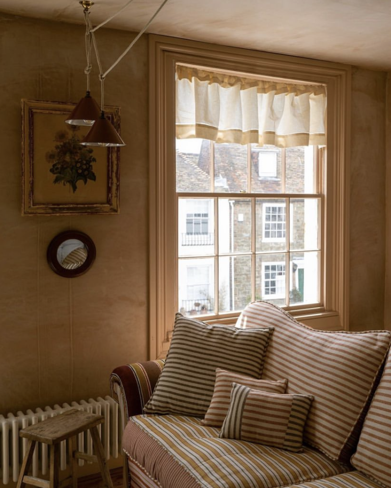 Natural light, a warm palette and raw finish on the walls combine to create an Aries interior by @cotedefolk